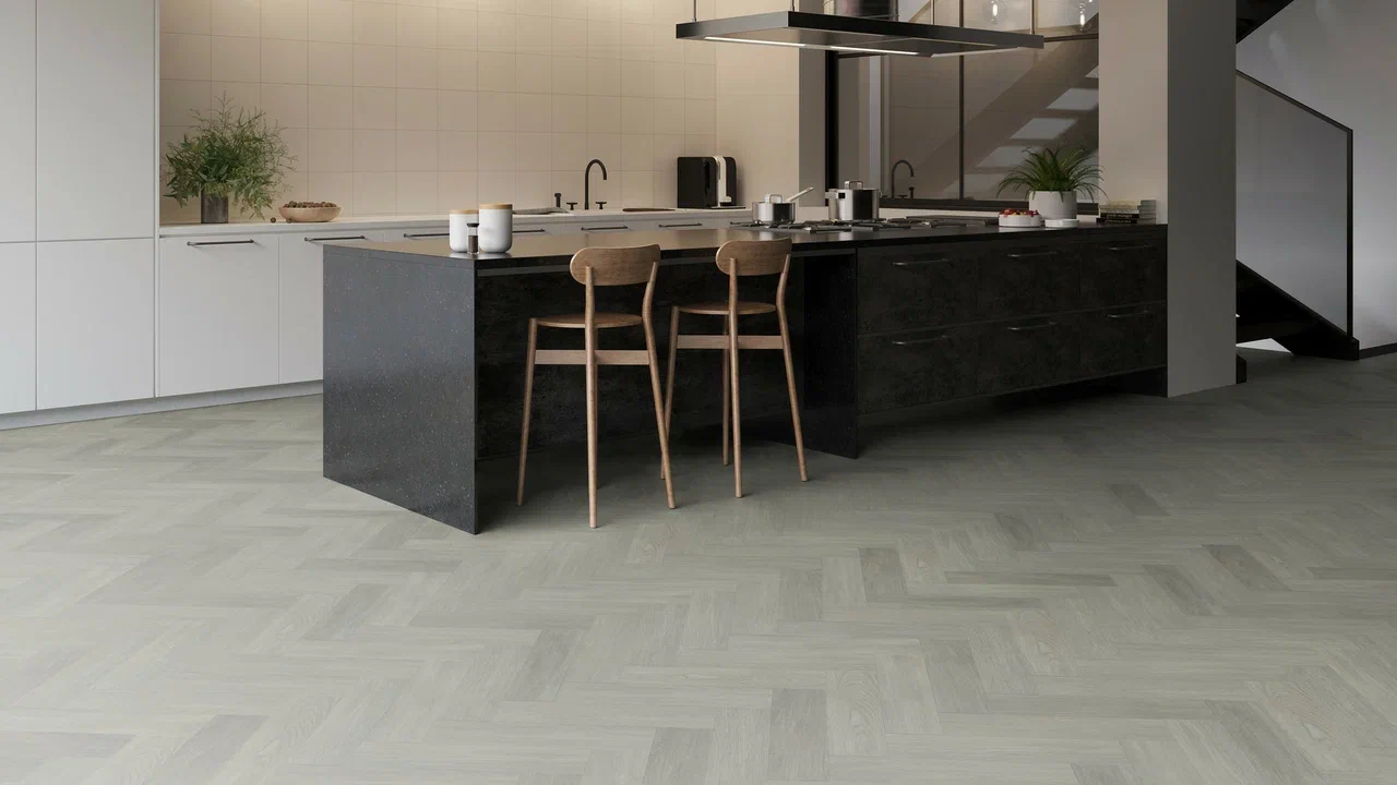 Кварцвиниловая плитка Invictus клеевая Maximus Parquet New England Oak Misty венгерская елка 406×102×2,5 фото в интерьере